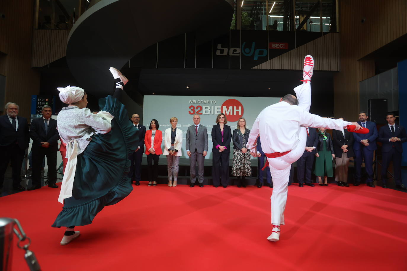 Aurresku de honor este mediodía en el atrio del BEC.