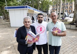 Bernardo Atxaga, junto al ilustrador Juan Suárez y el guionista Pello Varela, este martes en el Arenal.