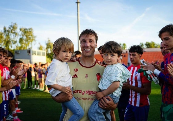 Pina, acompañado de su familia,recibió un pasillo improvisado tras su último partido como profesional.