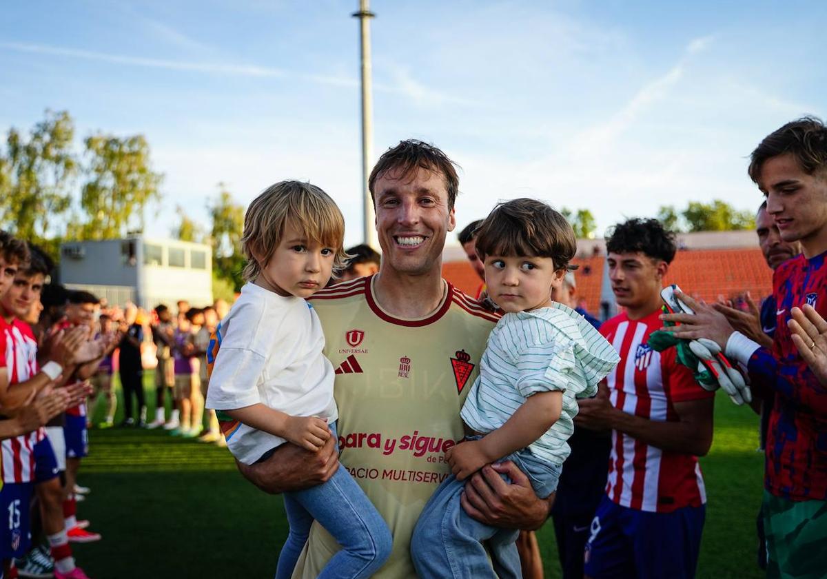 Pina, acompañado de su familia,recibió un pasillo improvisado tras su último partido como profesional.