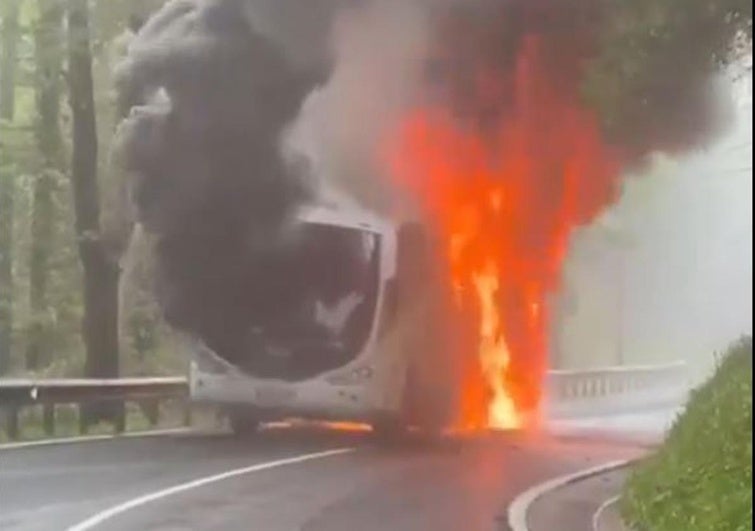 Vídeo del autobús incendiado en Urkiola.