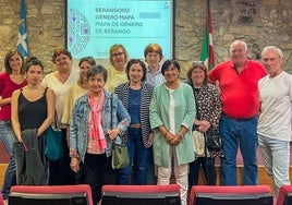 Miembros de asociaciones y del equipo de Gobierno, en la presentación del mapa de género.