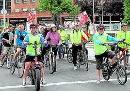 Los ciclistas se concentraron en Elorrieta para marchar y protestar por la ausencia de bidegorri en el nuevo paseo.