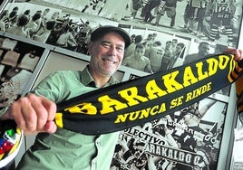 Ricardo Arana posa sonriente con una bandera del Barakaldo tras la entrevista realizada ayer en Lasesarre.