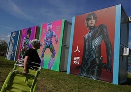 Fotografías de la artista china Lu Yang en la playa de Ereaga.