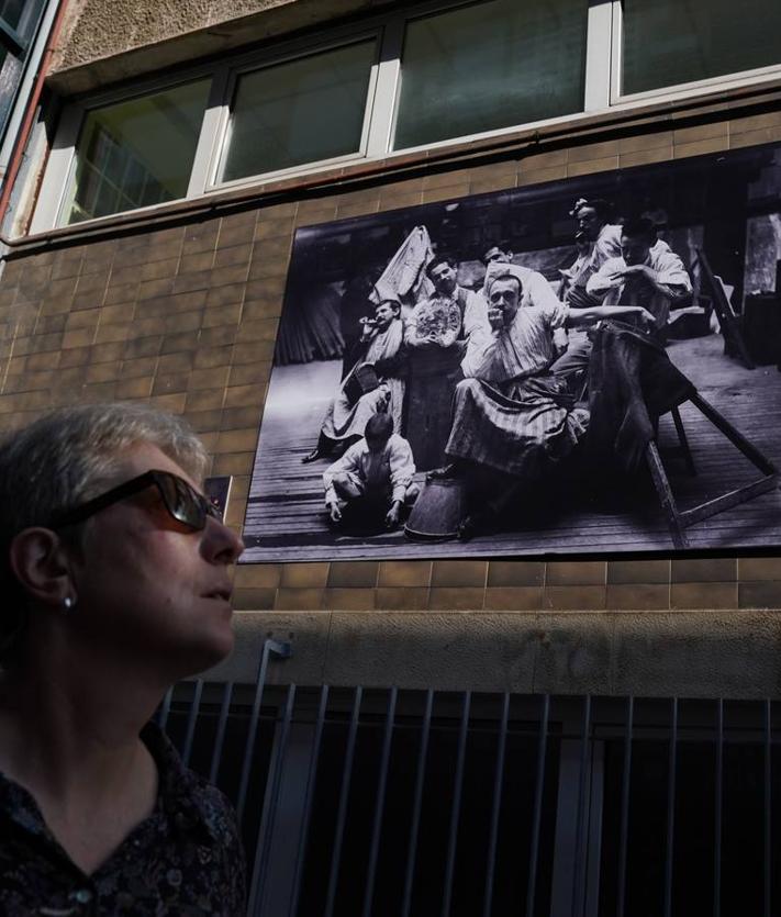 Imagen secundaria 2 - Fotografía de Manuela Lorente en el Mercado de Algorta, la serie 'Golden Times' de Feng Li en la Plaza de San Nicolás y fotografía de los hermanos Zubiaurre en las escuelas de Zabala.