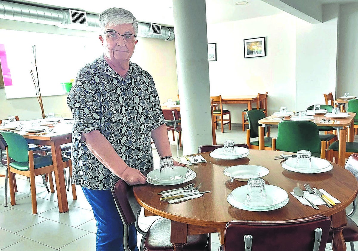 Mertxe Iturralde prepara las mesas en Caridad 10 para que las personas sin hogar puedan almorzar.