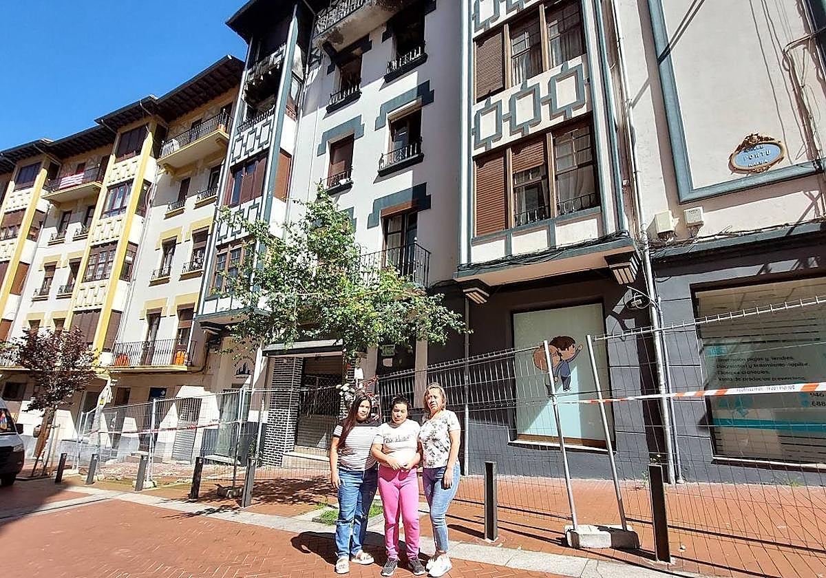 Mayumi, María José y Carol, frente al edificio incendiado en Barakaldo.