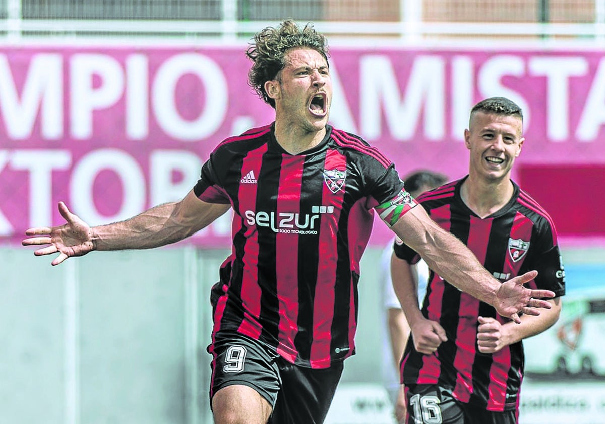 Alex Valiño celebrando un gol.