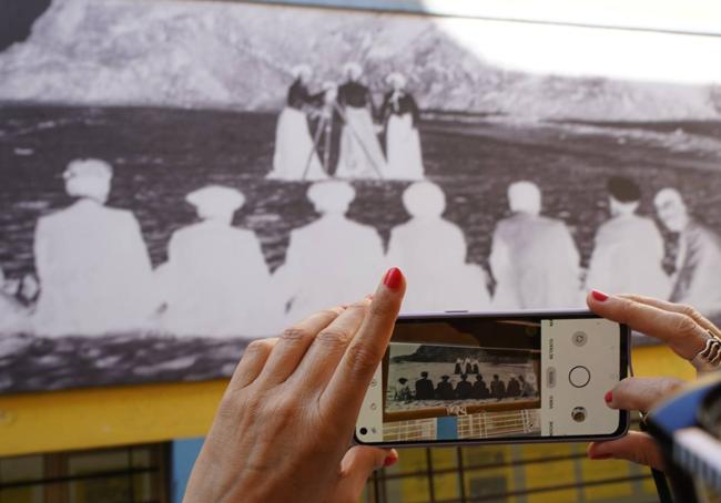 Fotografía en negativo de los hermanos Zubiaurre en el Mercado de Algorta, que se puede ver en su aspecto original con la ayuda del móvil.