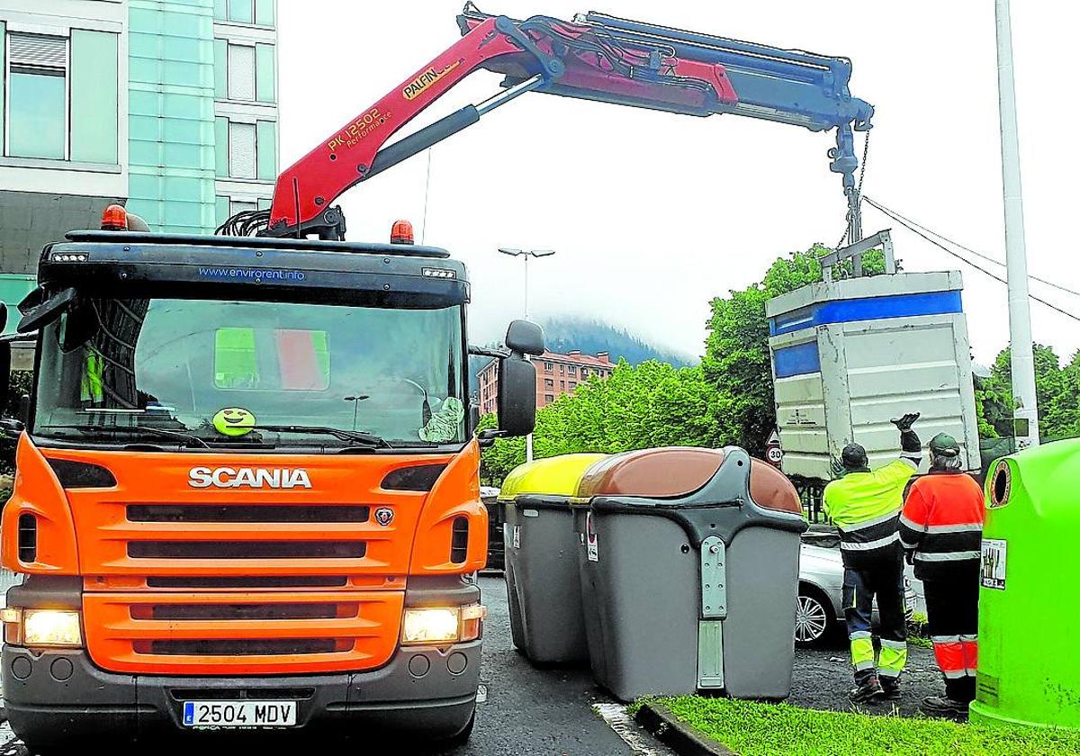 Dos operarios trabajan en la recogida de cartón en Álava.