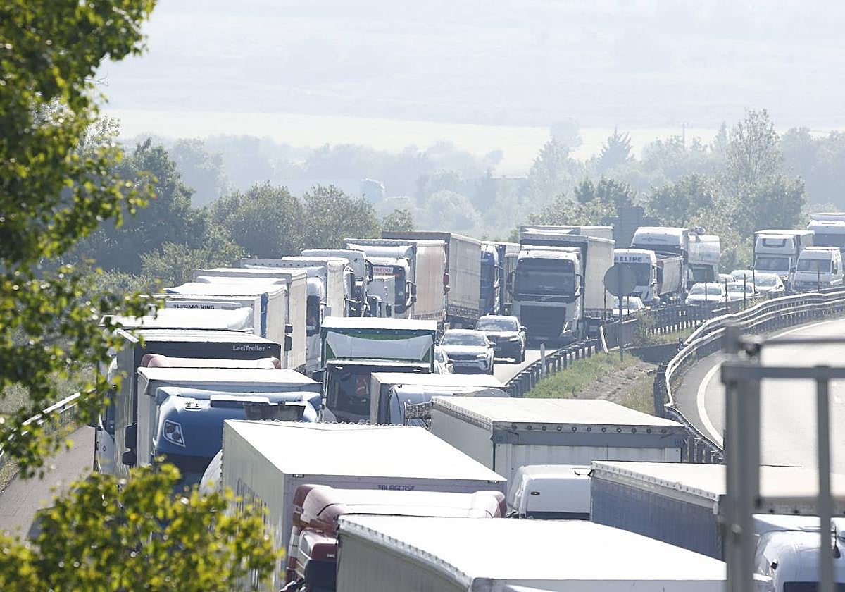 El accidente ha provocado retenciones kilométricas en la A-1, en las inmediaciones de la salida de Lopidana.