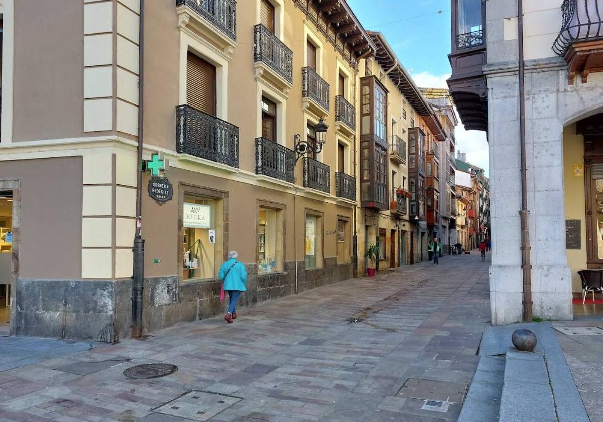 Imagen de una de las calles del casco antiguo de la localidad encartada.