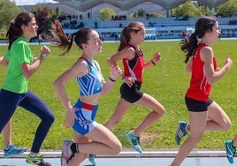 Niñas de la escuela de atletismo de Berango participan en una competición.