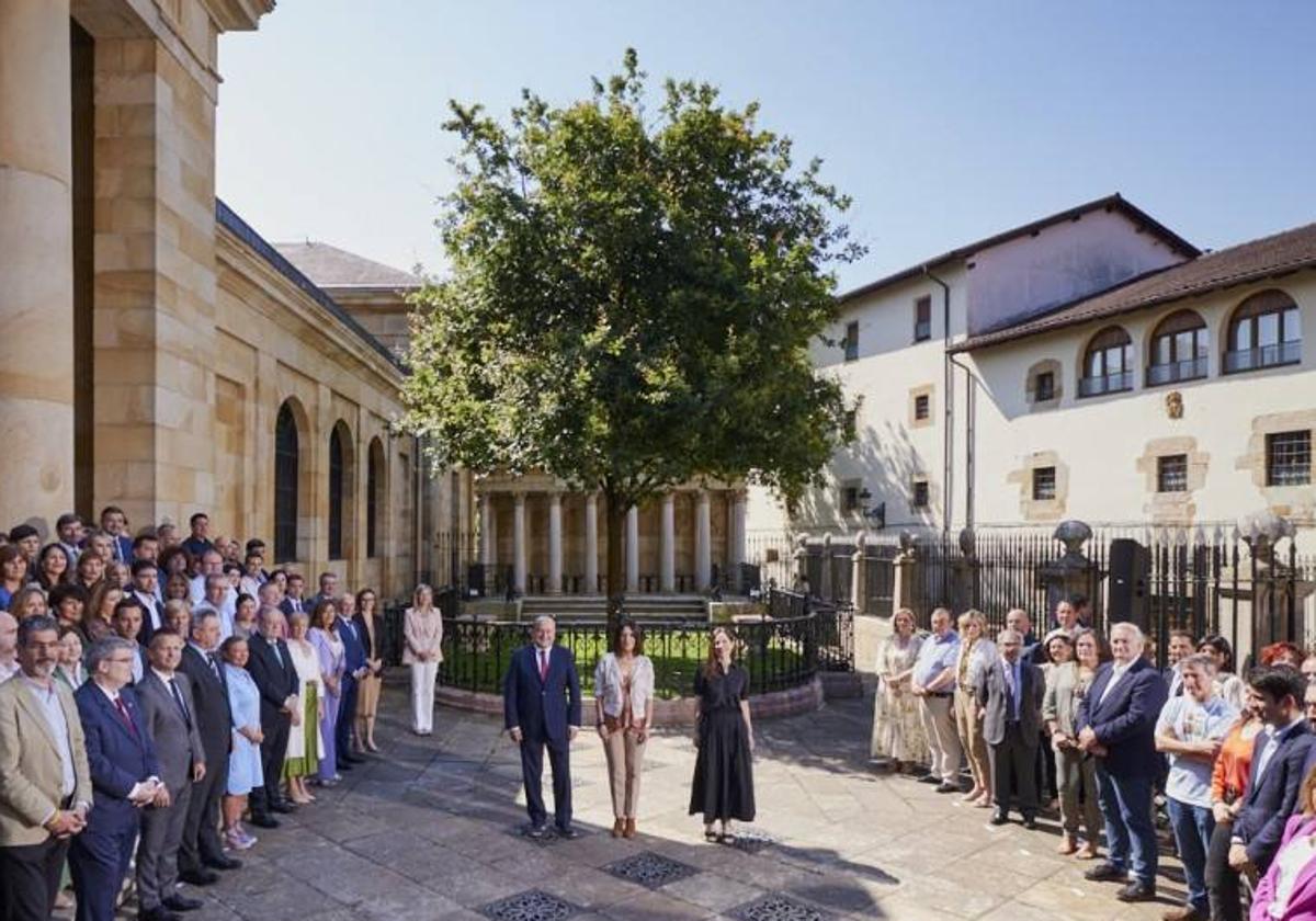 Los principales dirigentes del PNV se reunieron junto al Árbol de Gernika.