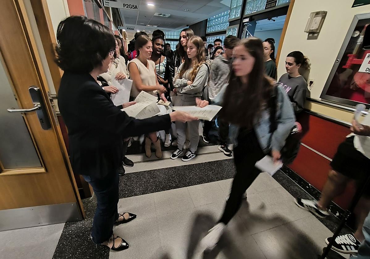 Alumnos acceden esta mañana a una de las aulas de la Escuela de Ingenieria de Bilbao para realizar el primer examen del día.