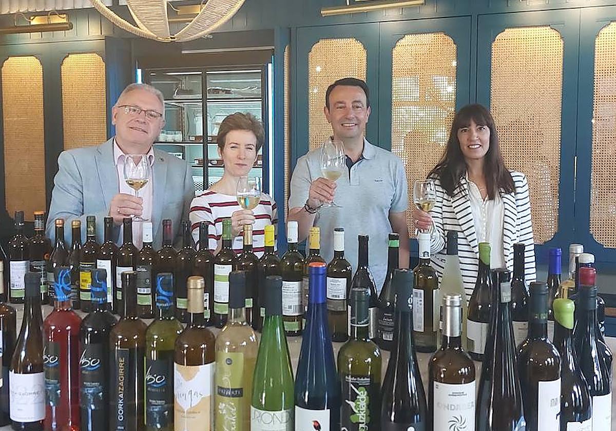 Daniel Solana, Sonia Pérez, MIkel Torres, y Leire Sáez, brindan por el nuevo proyecto.