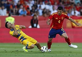 Ricard Fernández 'Cucu' se va al suelo ante Vivian, que portó el dorsal 4.