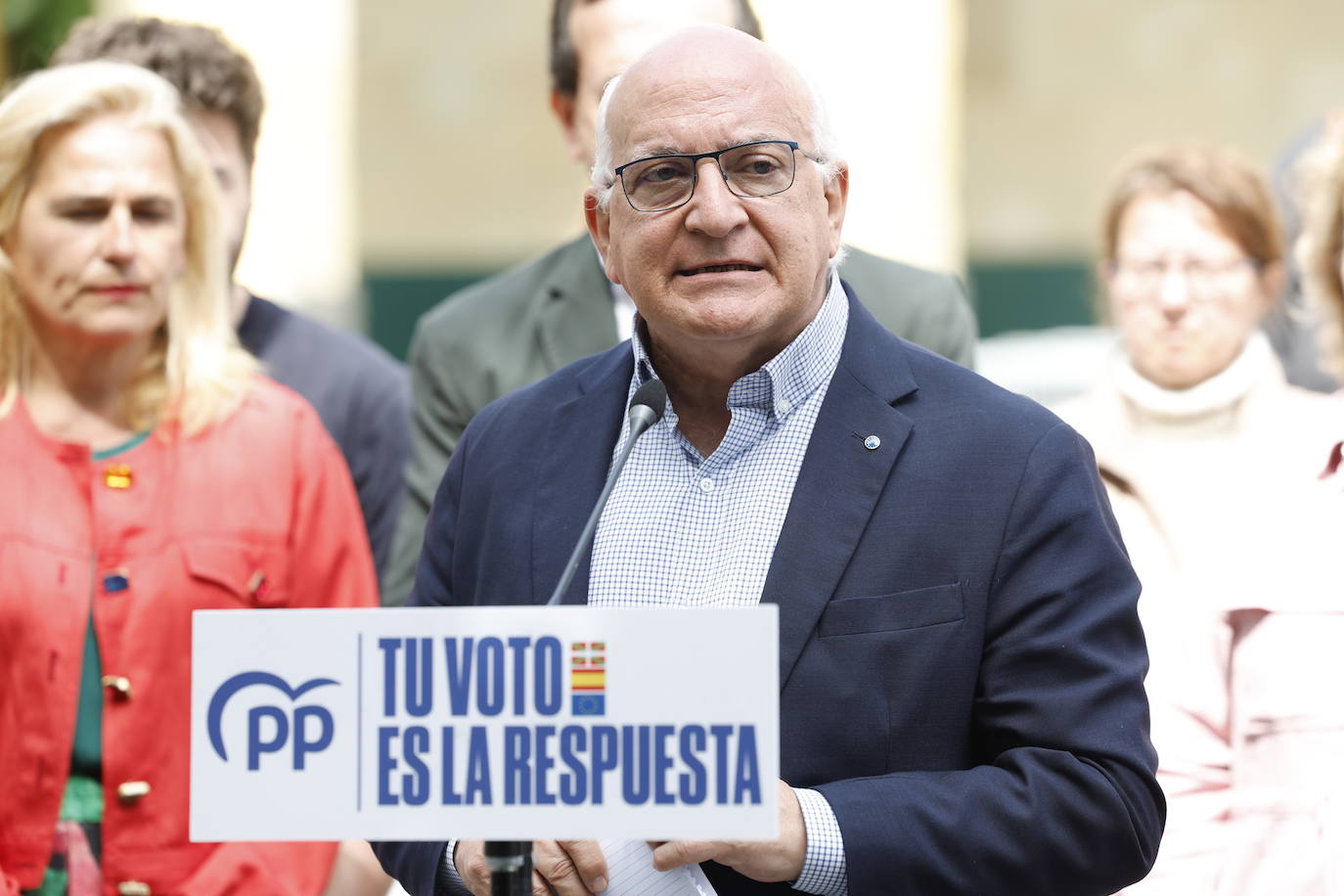 El candidato del PP a las elecciones europeas, Javier Zarzalejos, junto a Esther Martínez.