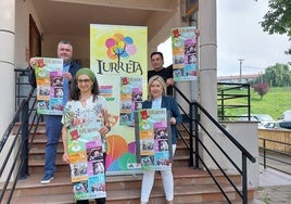 El alcalde de Iurreta, Oskar Koka (primero por izquierda), posa junto al director del festival, Óscar Castaño 'Garbitxu', la concejala Zorione Fundazuri y la responsable de cultura, Pilar Jiménez.