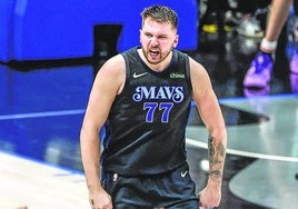 Luka Doncic celebra una canasta en las semifinales de conferencia contra los Thunder de Oklahoma.