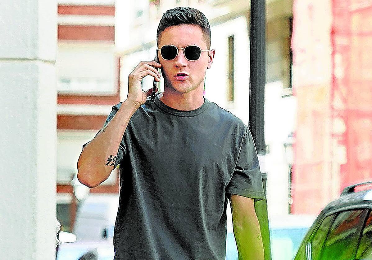 Ander Herrera habla por teléfono mientras pasea por Bilbao ayer por la tarde.