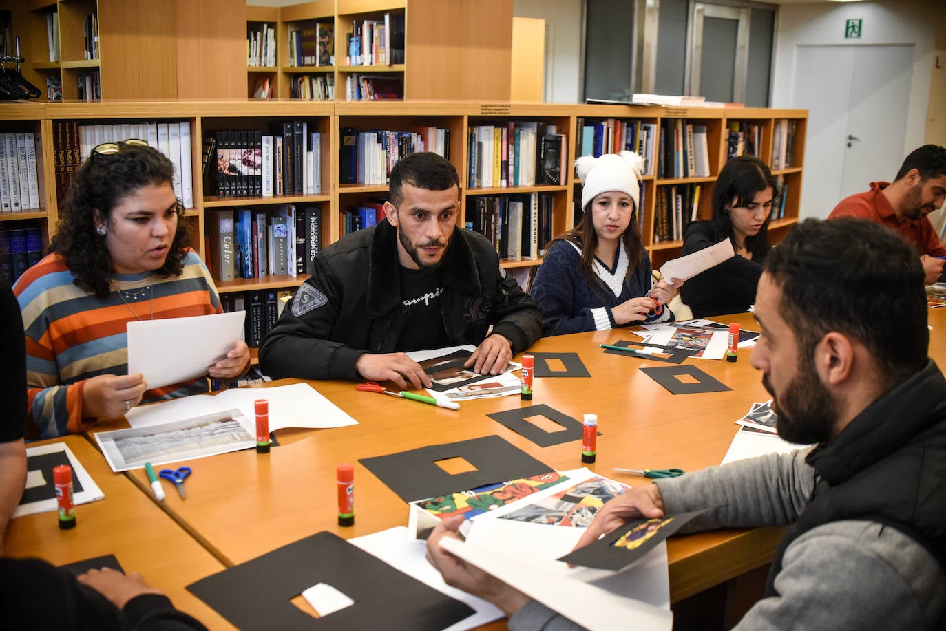 El argelino Rabah Temmar, en el centro, mira atentamente el trabajo de un compañero.