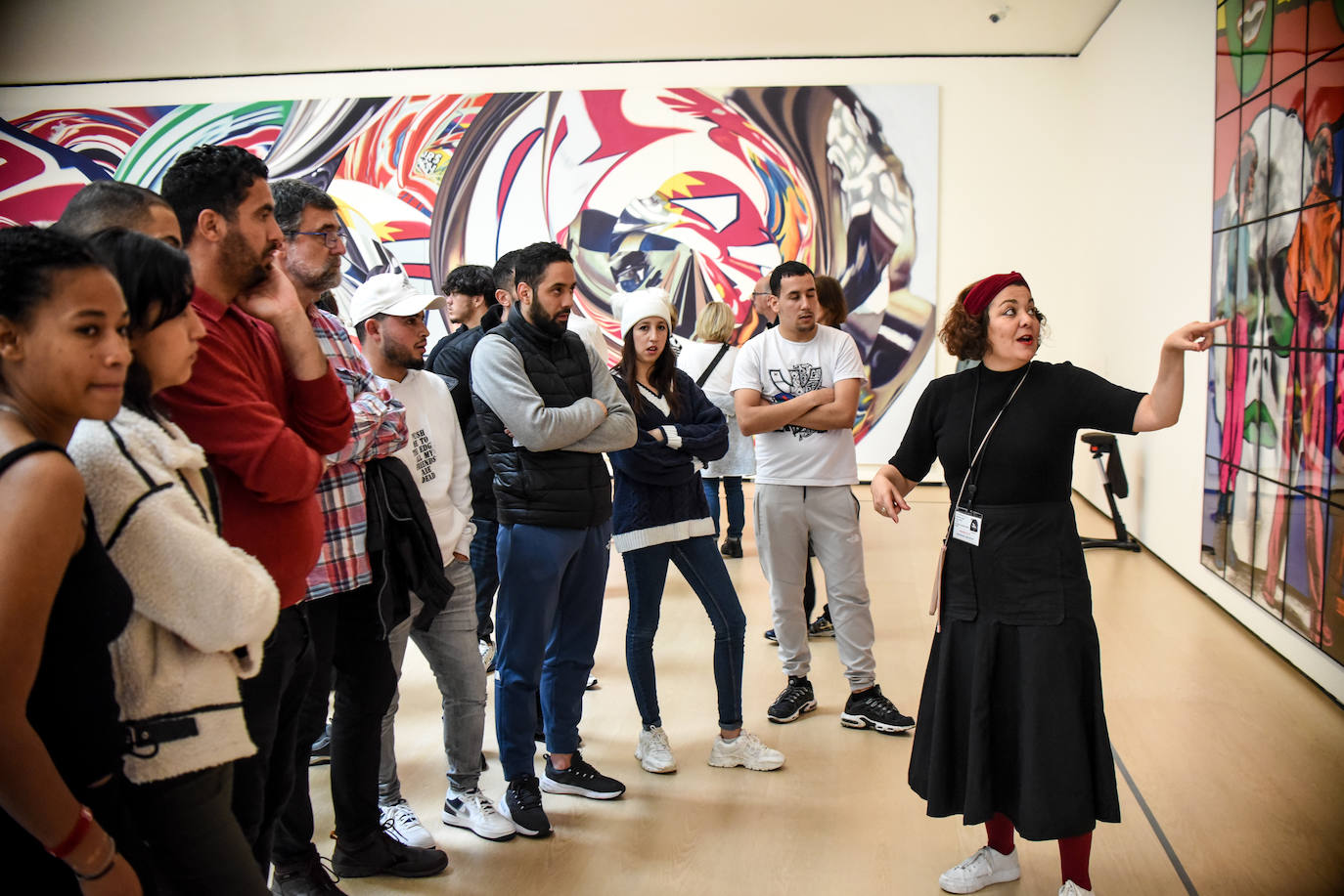 Ante la obra 'Despertándose', de Gilbert & George. Oihana Marco hace de guía para el grupo de Izangai Elkartea.