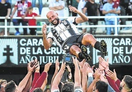 Jugadores del Cartagena, su último equipo, mantean a Mikel Rico después de la última jornada para homenajearle en su despedida del fútbol.