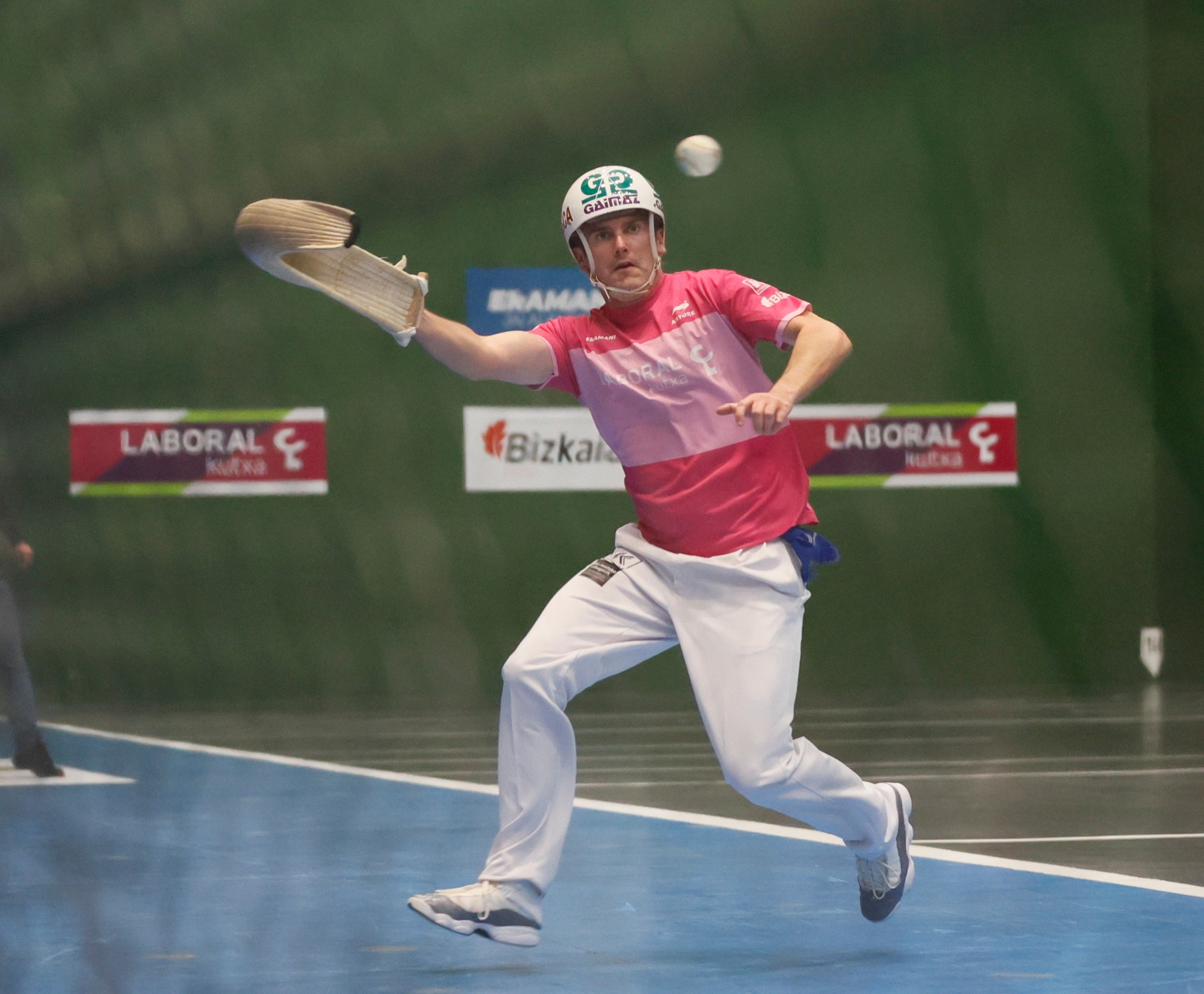 Erkiaga trata de alcanzar una pelota en el ancho del frontón Deportivo