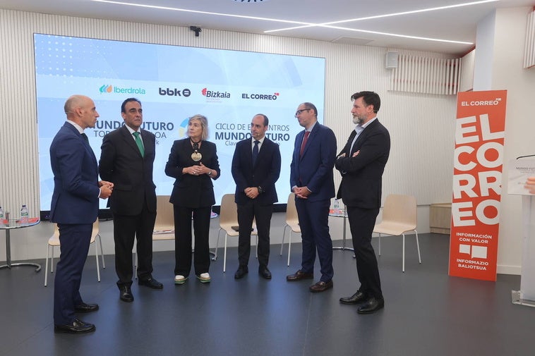 De izquierda a derecha, Lucas Irigoyen (periodista de EL CORREO) con Javier Arriola (director de redes de Iberdrola para la Región Norte), Begoña San Miguel (presidenta de FVEM), Mikel Amundarain (viceconsejero de Industria), Jorge Haya (Ingeteam) y Ángel Díaz Gallo (Tecnalia).