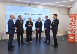 De izquierda a derecha, Lucas Irigoyen (periodista de EL CORREO) con Javier Arriola (director de redes de Iberdrola para la Región Norte), Begoña San Miguel (presidenta de FVEM), Mikel Amundarain (viceconsejero de Industria), Jorge Haya (Ingeteam) y Ángel Díaz Gallo (Tecnalia).