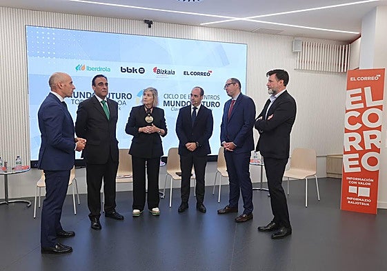 De izquierda a derecha, Lucas Irigoyen (periodista de EL CORREO) con Javier Arriola (director de redes de Iberdrola para la Región Norte), Begoña San Miguel (presidenta de FVEM), Mikel Amundarain (viceconsejero de Industria), Jorge Haya (Ingeteam) y Ángel Díaz Gallo (Tecnalia).