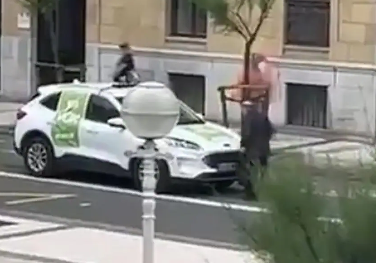 Un pensionista para con su bastón en San Sebastián un coche de Vox con el himno de España a todo volumen