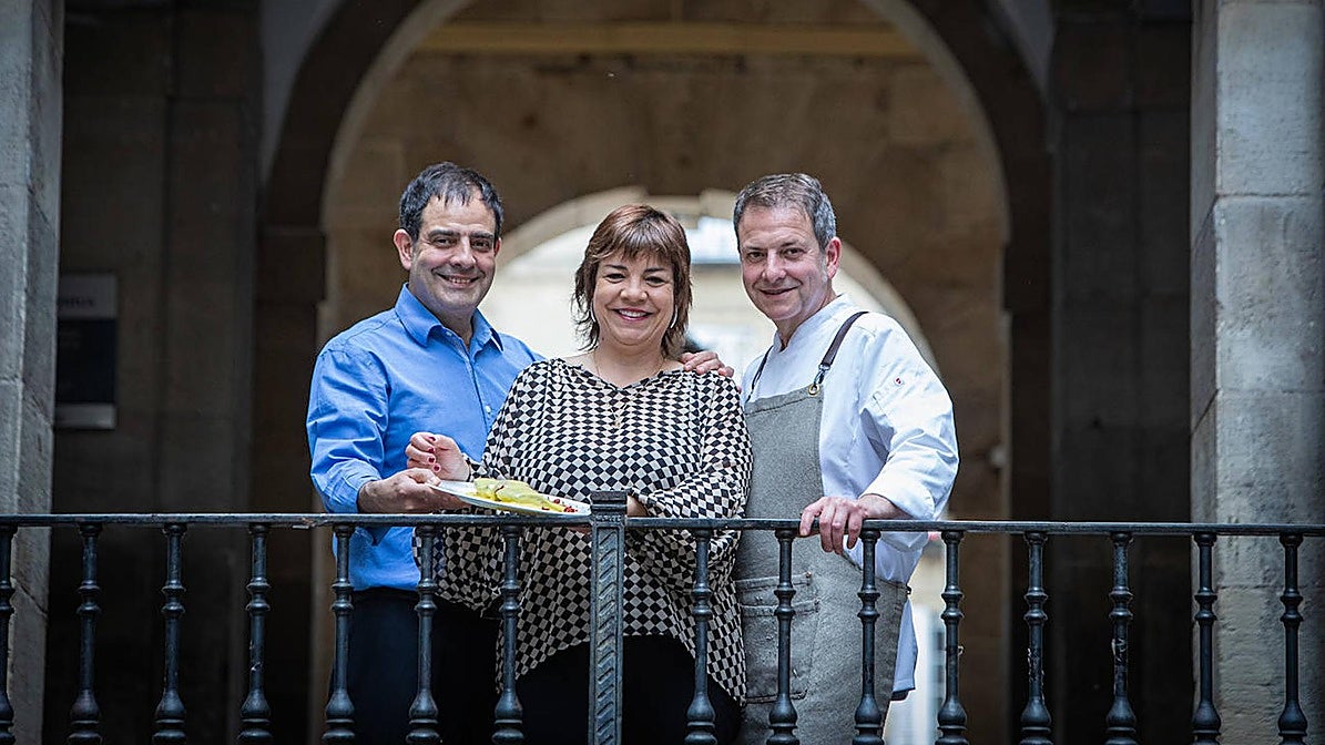 Víctor, Rebeca y Javier Sáinz Temiño, bajo el arco de la Plaza Nueva donde se ubica el Víctor.
