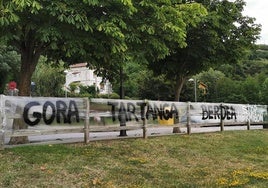 Una pancarta colocada en la parcela a manera de protesta contra la urbanización de la zona verde.