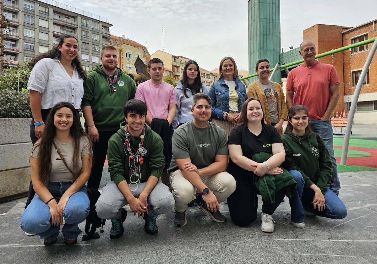 Representantes de las agrupaciones junto a la alcaldesa, Amaia del Campo, y el concejal de Juventud, Jonathan Martín.