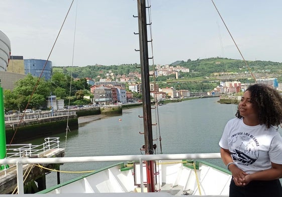 Adriana Angulo, una de las tripulantes, durante la visita al 'Arctic Sunrise'.