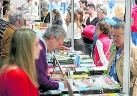 El goteo de lectores en el Arenal ha sido constante gracias al buen tiempo.