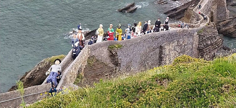 Los trece gigantes ascendiendo a primera hora a la ermita.