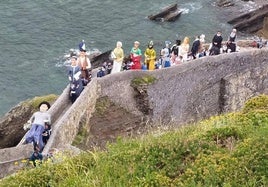 Los trece gigantes ascendiendo a primera hora a la ermita.