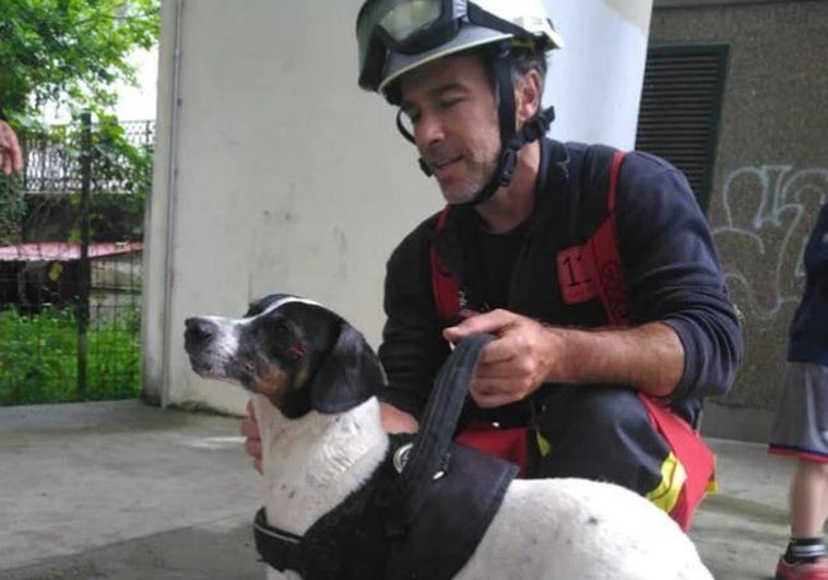 Aparatoso rescate de un guipuzcoano y su perro en un río de Cantabria