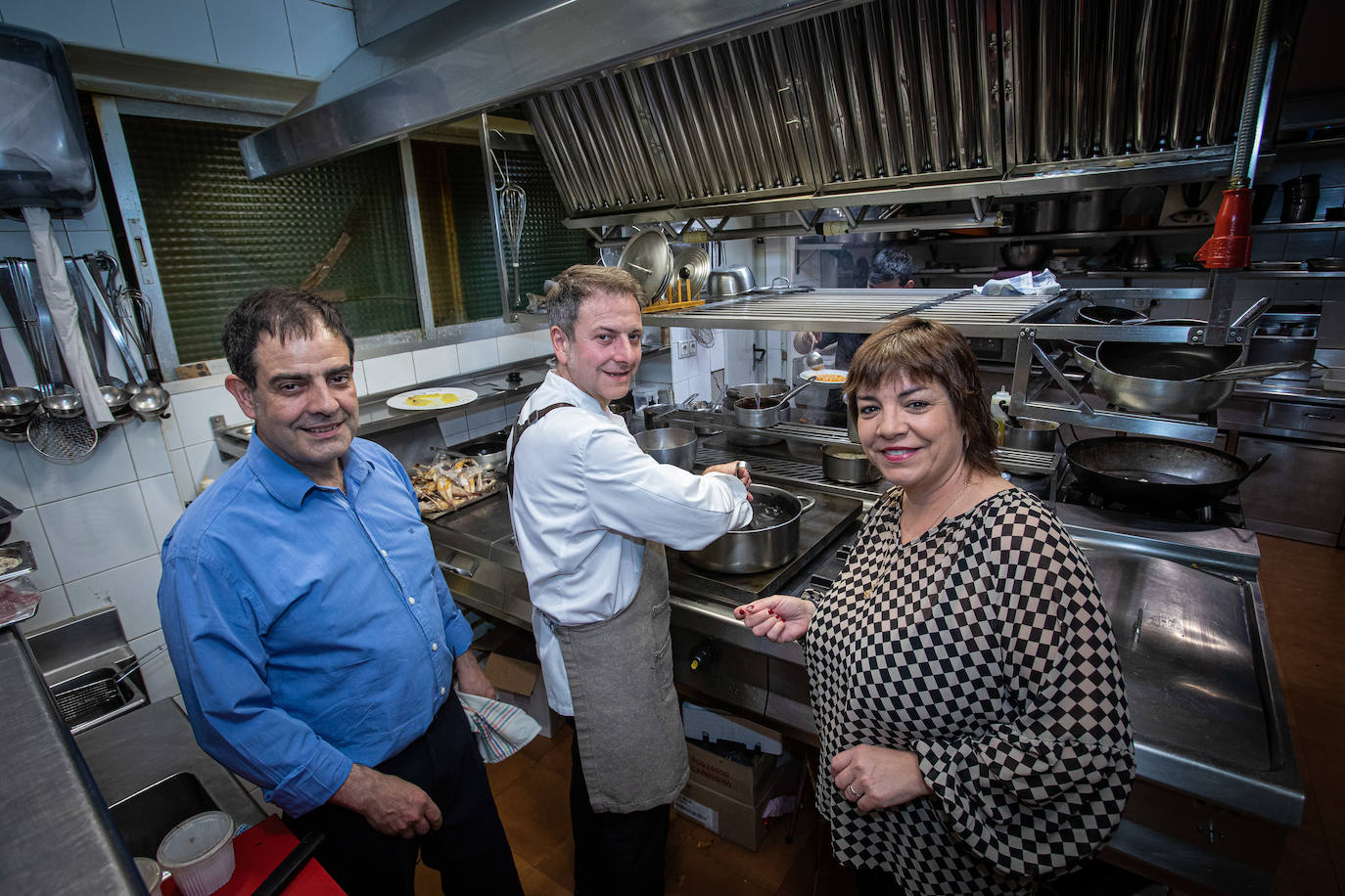Tres hermanos trabajando mano a mano desde que tienen uso de razón. Víctor, el mayor, se encarga de la gestión, atiende el bar a pie de calle y custodia la bodega. Javier cocina con primor los clásicos de la cocina vasca y Rebeca es una maître atenta y cercana que mima a los clientes del comedor.