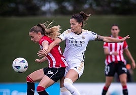 Una jugadora del Athletic defiende un balón ante la presión de una rival.
