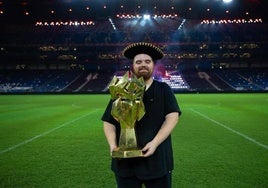 Ibai Llanos con el trofeo y con un sombrero mexicano,