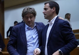 Eneko Andueza e Imanol Pradales, durante un pleno del Parlamento vasco.