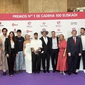 Desfile de famosos en Bilbao por la celebración de los Premios Cadena 100 en el Museo Guggenheim