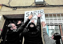 Imagen de una protesta en unos edificios propiedad de la Sareb.