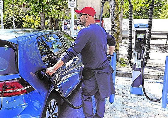 Un conductor recarga su turismo en una electrolinera.