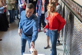 Sánchez, ejerciendo su derecho al voto.